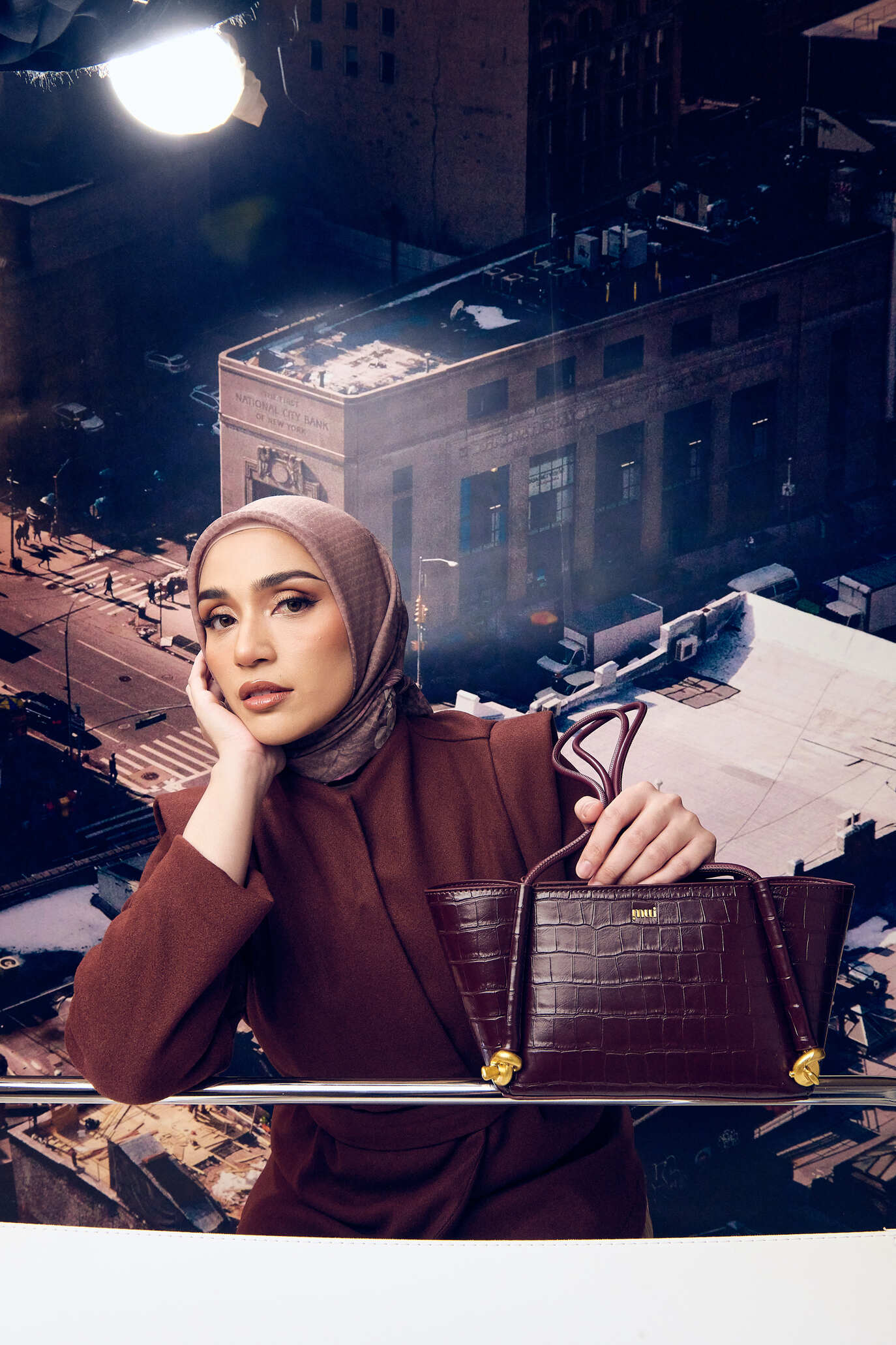 (PRE-ORDER) LAURA in Mahogany