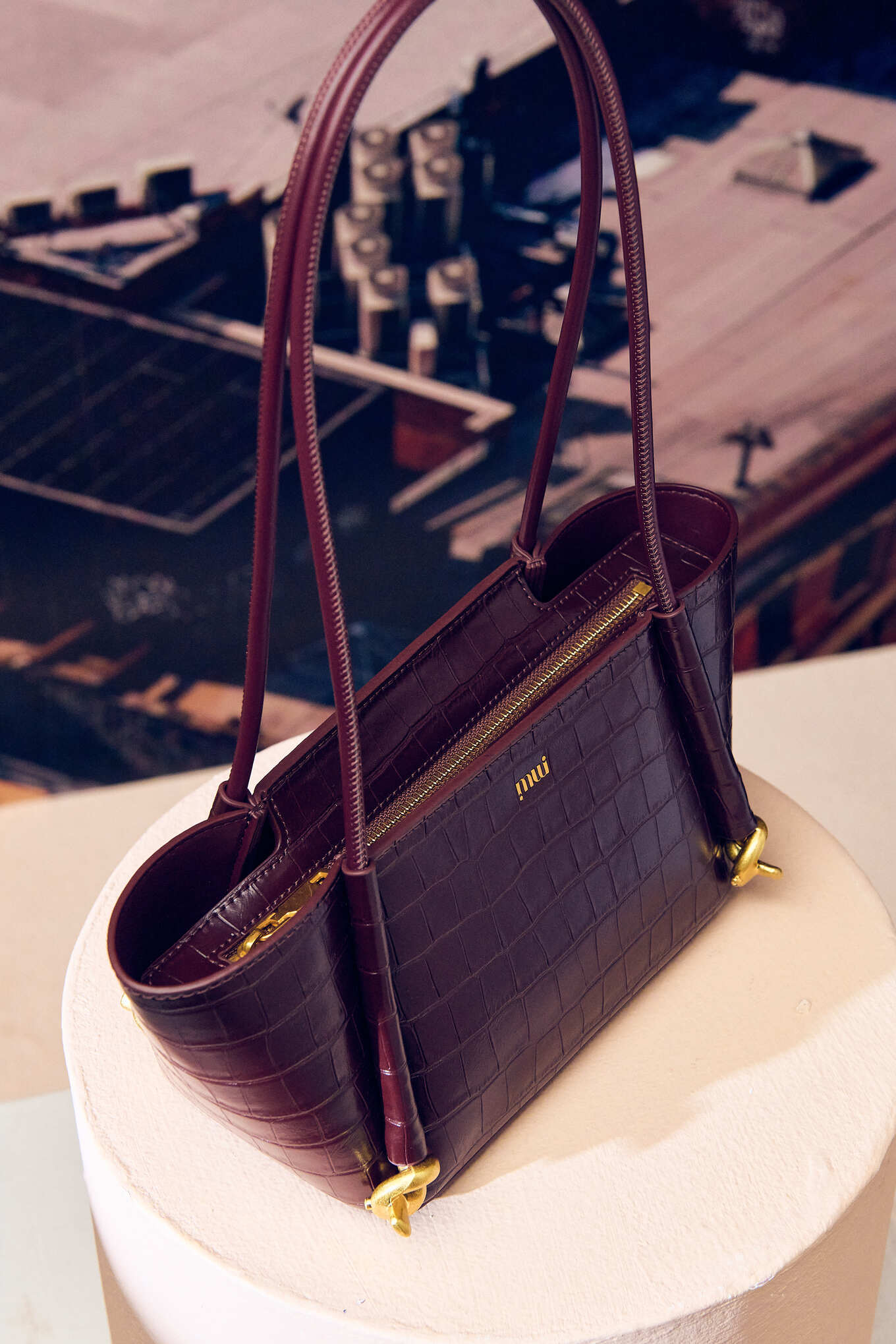 (PRE-ORDER) LAURA in Mahogany