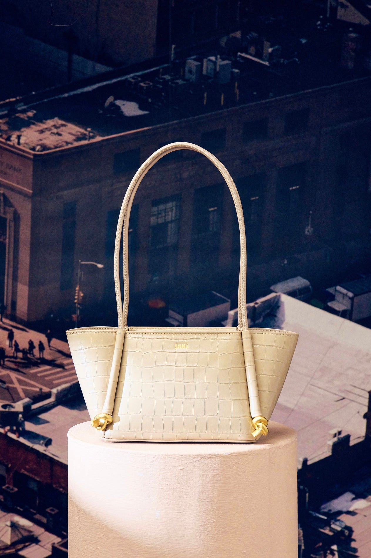 LAURA in Ivory